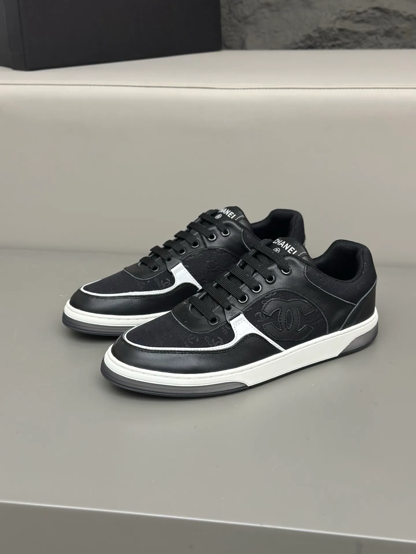 💰740 Chanel, 2024 spring new style / ♞size; 38~45 (38 45 customized) Men's Chanel sneakers, January's style premium is super serious, basically you can't buy it. The counter sister received this color and it happened to be in my men's size. I really didn't like it at first, but after I put it on, I found it to be very versatile. The same design of the diamond surface of the classic CF flap bag is very recognizable, and the double C The logo is not too high-profile. I love it. I recommend this one and you must try it on. You can’t tell how handsome it is by looking at the pictures.